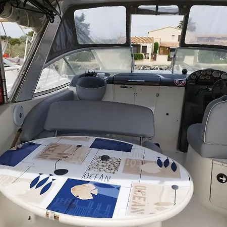 Bateau Lola Botel