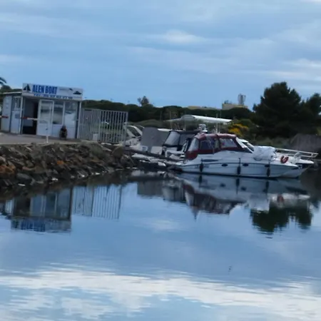Bateau Lola بوتيل